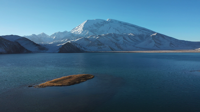 日出时分的新疆喀拉库勒湖慕士塔格峰